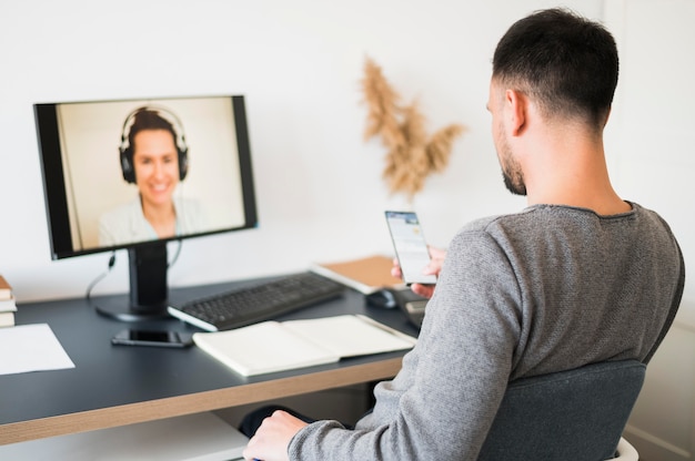 Homme travaillant à domicile