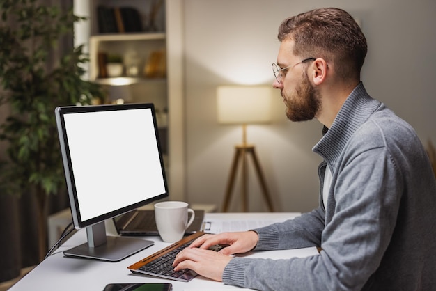 Homme travaillant à domicile