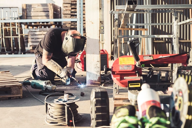 Homme travaillant avec un fer à souder et des protections