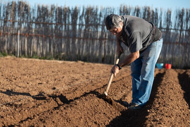 Photo homme travaillant à la ferme