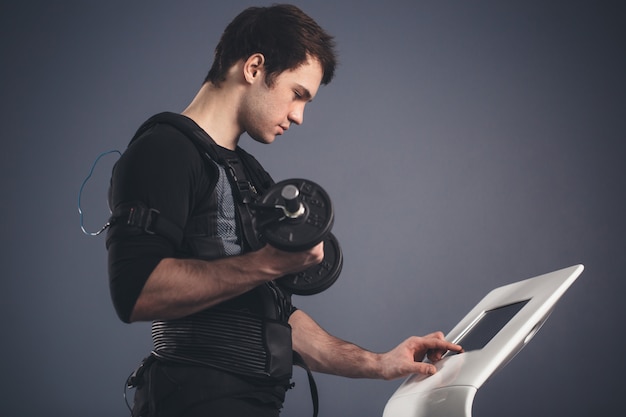 Homme travaillant sur la formation EMS avec haltère