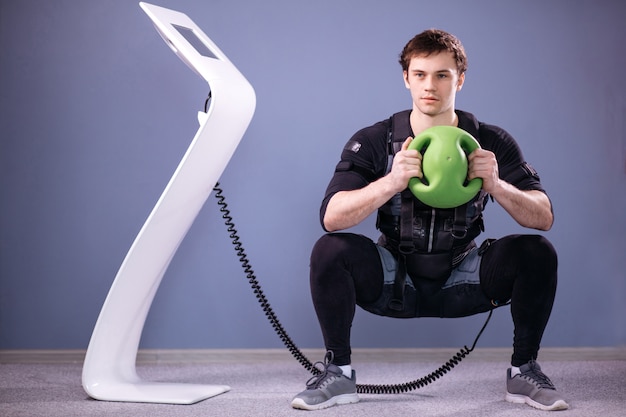 Homme travaillant sur la formation EMS avec médecine-ball