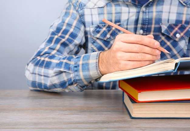 Homme travaillant avec des livres se bouchent