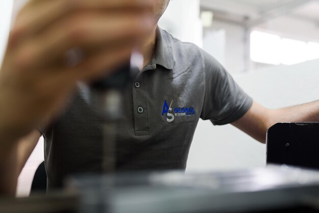 Homme travaillant sur des machines de mesure de coordonnées.