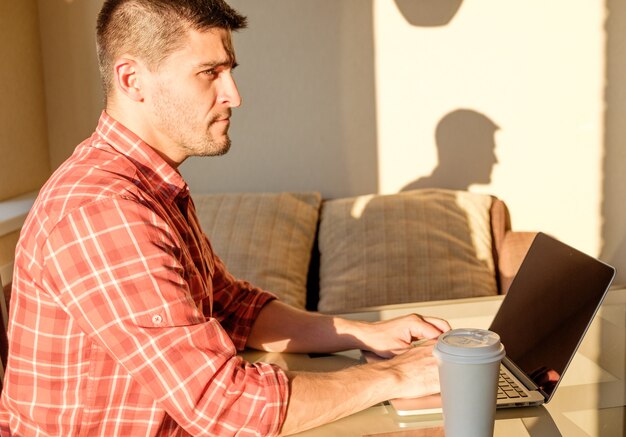 Homme travaillant à la maison