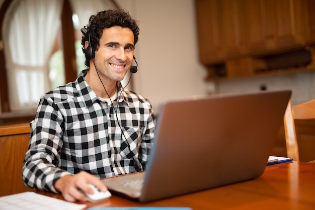 Homme travaillant à la maison