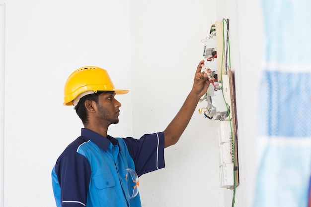 Photo homme travaillant sur le mur