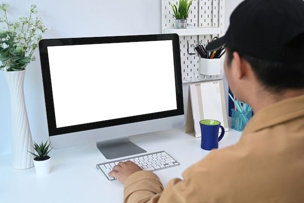 Homme travaillant avec un ordinateur au bureau