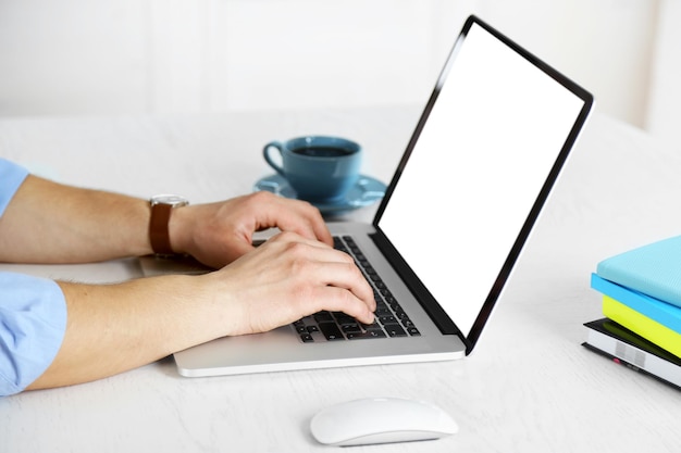 Homme travaillant avec un ordinateur portable au bureau