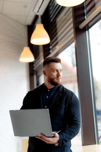Homme travaillant sur un ordinateur portable Homme debout devant un ordinateur portable
