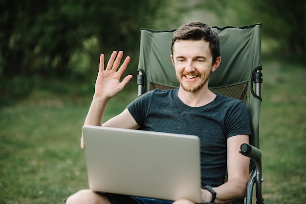 Homme travaillant sur ordinateur portable sur la nature