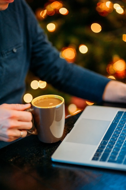 Homme travaillant avec un ordinateur portable pendant la saison de Noël