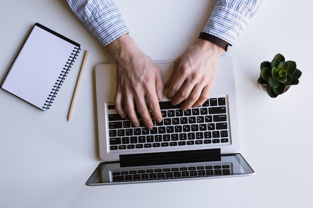 Homme travaillant sur ordinateur portable