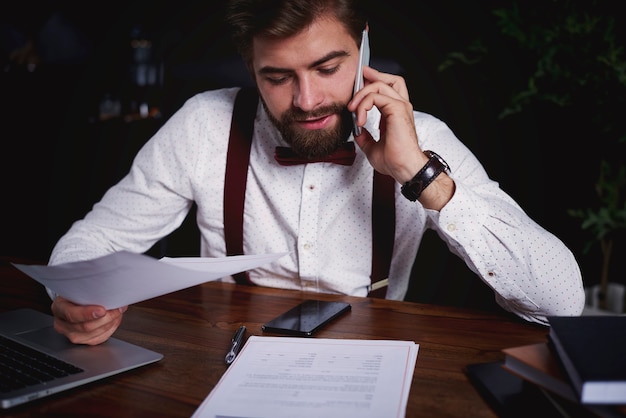 Homme travaillant à son bureau