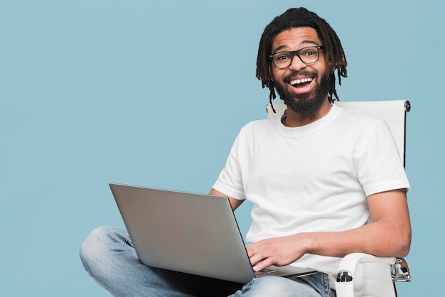 Homme travaillant sur son ordinateur portable