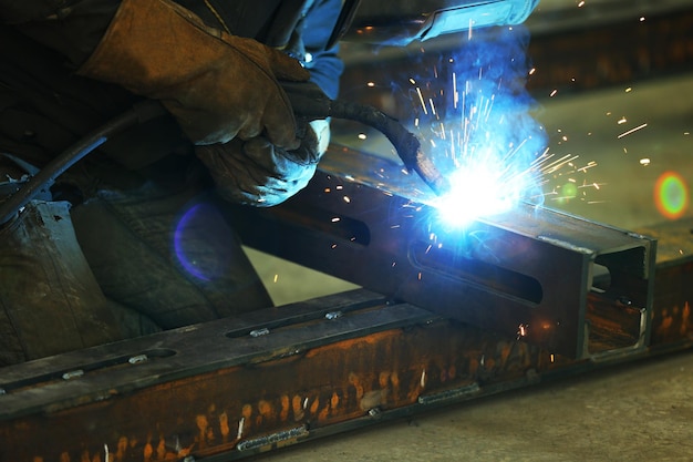 Homme travaillant avec la soudure dans le garage