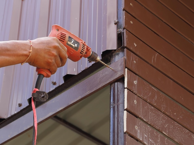 Homme travaillant sur une structure métallique