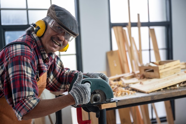 Photo homme travaillant sur la table