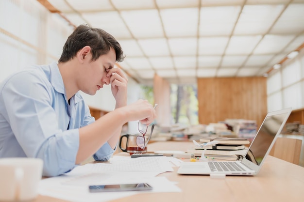 Homme travaillant sur la table