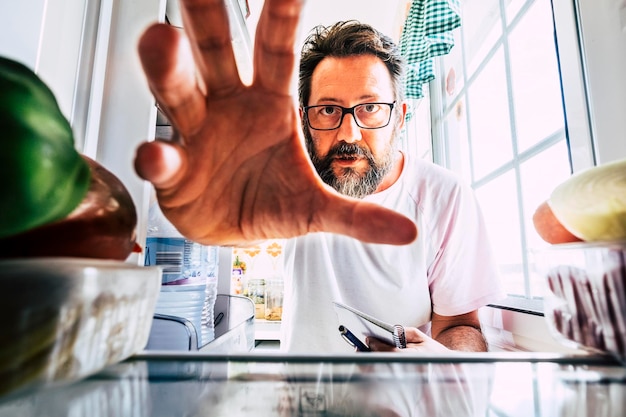 Photo homme travaillant sur la table