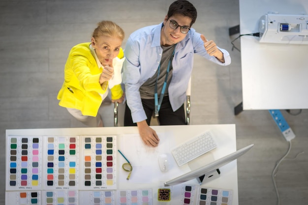 Photo homme travaillant sur la table