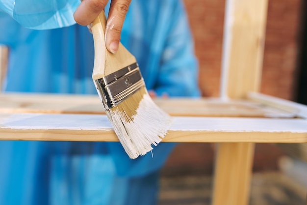 Photo homme travaillant sur la table