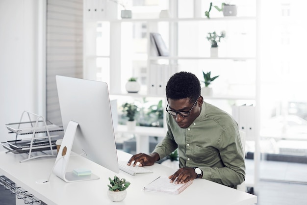Homme travaillant sur la table