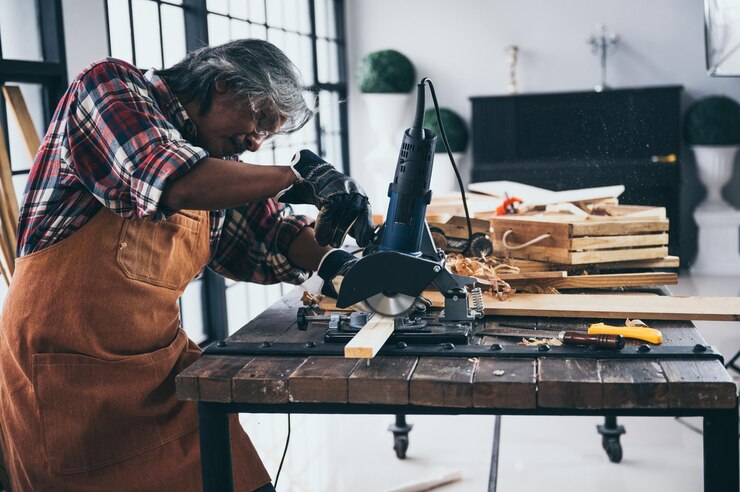 Photo homme travaillant sur la table