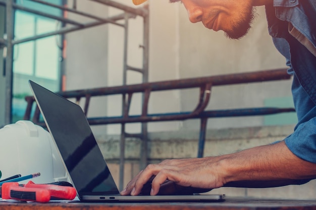 Photo homme travaillant sur la table