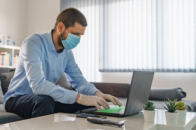 Photo homme travaillant sur la table