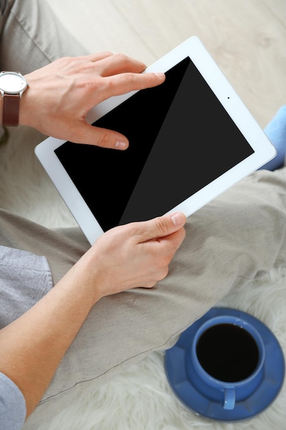 Photo homme travaillant avec une tablette numérique à la maison