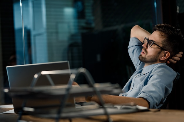 Homme travaillant tard au bureau