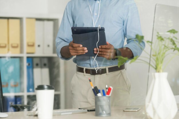 Photo homme travaillant tout en vérifiant son appareil