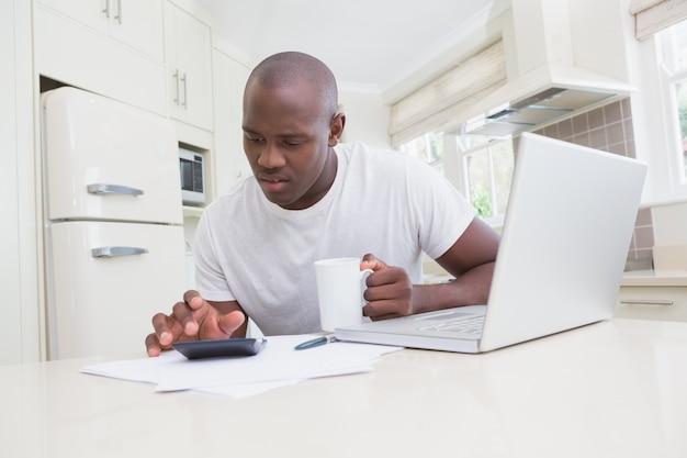 Un homme travaillant et utilisant son ordinateur portable