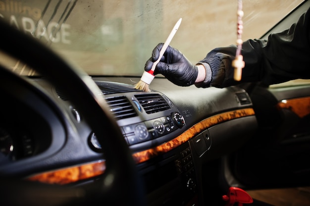 homme travaillant à la voiture détaillant close up