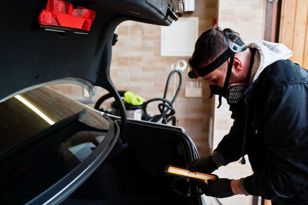 homme travaillant à la voiture détaillant close up