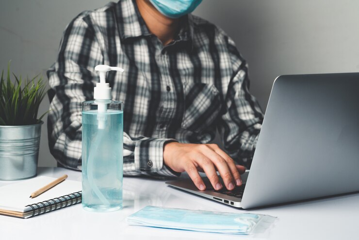 Photo l'homme travaille au bureau à la maison pour se protéger contre la maladie à coronavirus ou covid-19.