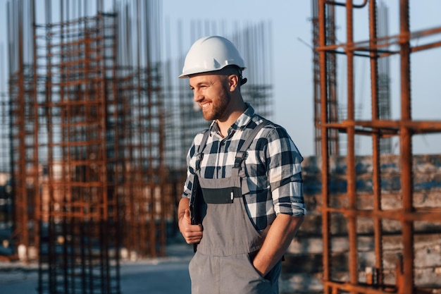 Photo l'homme travaille sur le chantier de construction pendant la journée