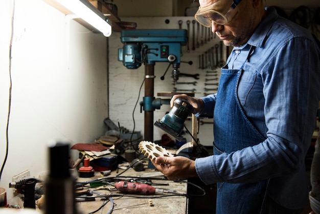 Un homme travaille dans un atelier