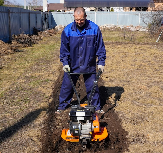 Photo un homme travaille dans un jardin de légumes au début du printemps creuse le sol travaille comme cultivateur