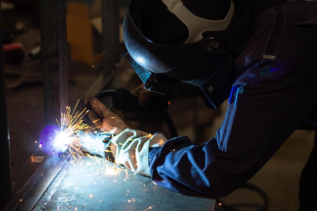 L'homme travaille dans la machine