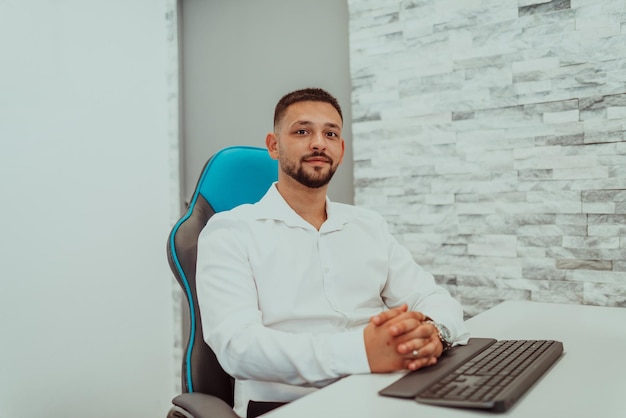 L'homme travaille devant un ordinateur dans un bureauPhoto de haute qualité