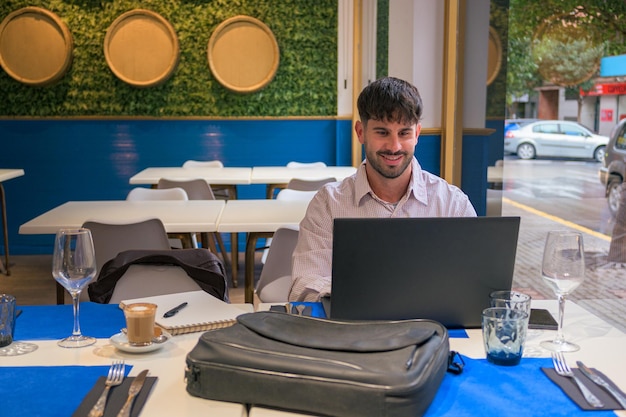 L'homme travaille à distance depuis un restaurant