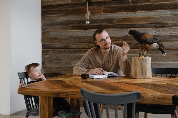 L'homme travaille l'écriture avec l'oiseau sauvage d'aigle