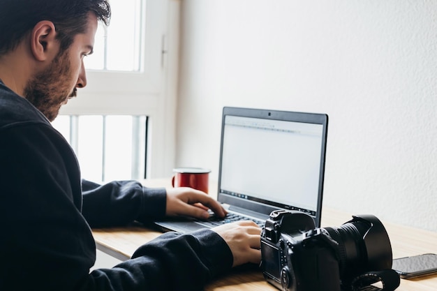 L'homme travaille à éditer des photos avec son équipement