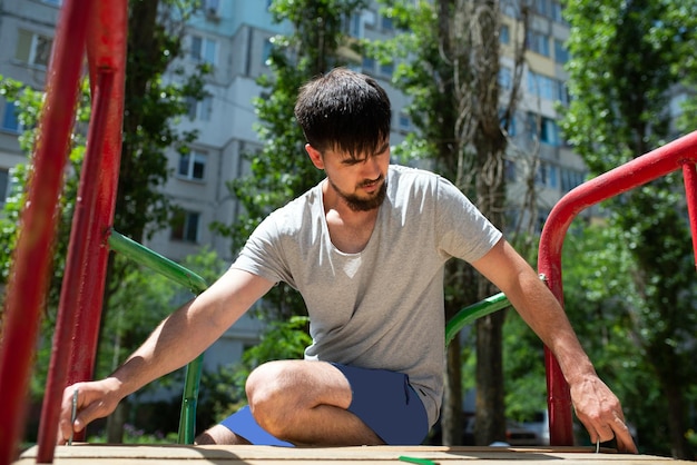 Un homme travaille avec des planches de bois