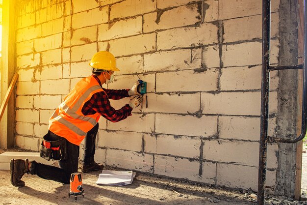 Homme travailleur avec casque de sécurité Industrie du bâtiment de construction