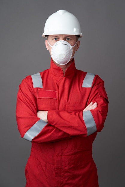 Homme travailleur portant un masque hygiénique, casque de protection globale et de protection