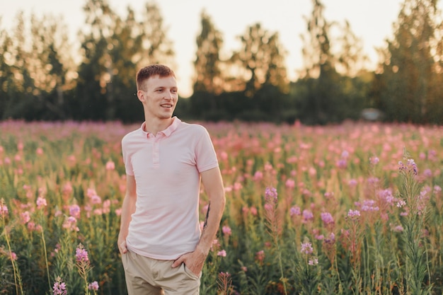 Un homme traverse une prairie fleurie. Amour et floraison printanière