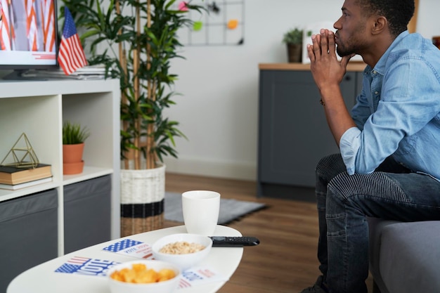 Photo un homme très sérieux devant la télé.